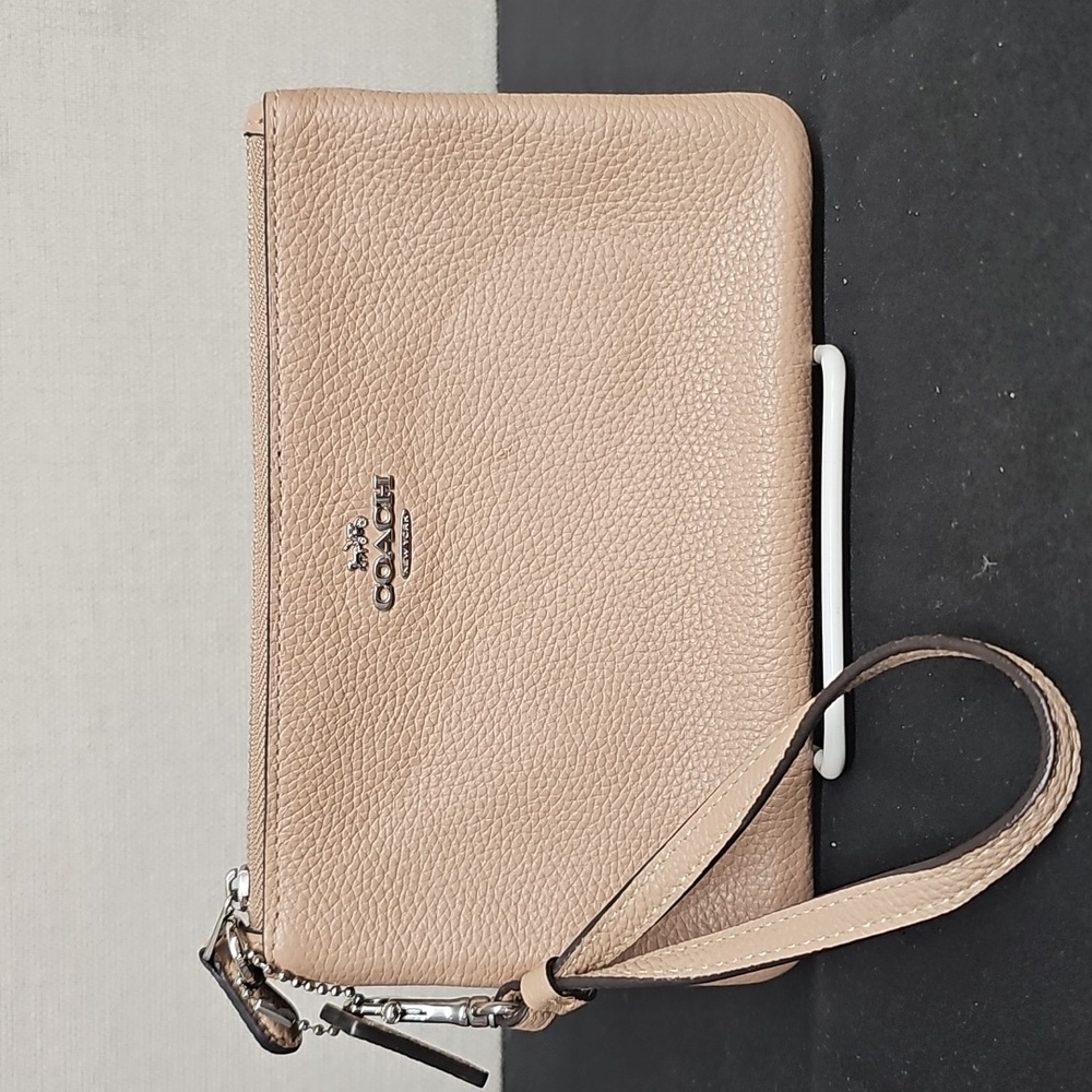 COACH PEBBLED LEATHER WRISTLET BFPM-10-081
